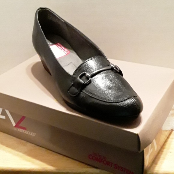 Easy Spirit Shoes - Picture 2 of 8